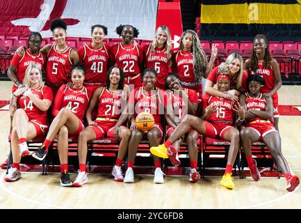 College Park, USA. Oktober 2024. COLLEGE PARK, MD - 21. OKTOBER: Spieler posieren für das Goofy Team Foto während des Maryland Terrapins Women's Basketball Team Media Day am 21. Oktober 2024 im Xfinity Center in College Park, Maryland. (Foto: Tony Quinn/SipaUSA) Credit: SIPA USA/Alamy Live News Stockfoto