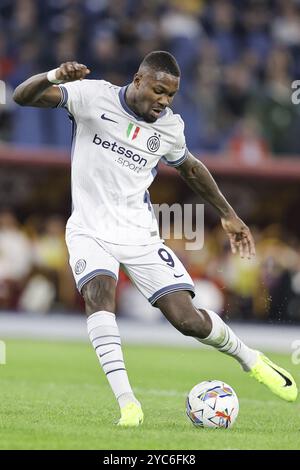 Inters französischer Stürmer Marcus Thuram kontrolliert den Ball während des Fußballspiels der Serie A zwischen AS Roma und Inter im Olimpico-Stadion in Rom, Italien am 20. Oktober 2024. Stockfoto