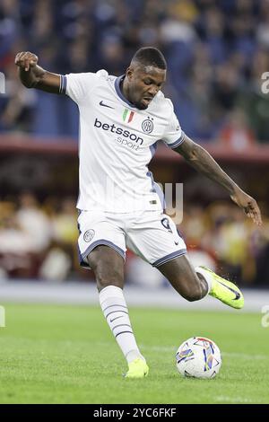 Inters französischer Stürmer Marcus Thuram kontrolliert den Ball während des Fußballspiels der Serie A zwischen AS Roma und Inter im Olimpico-Stadion in Rom, Italien am 20. Oktober 2024. Stockfoto