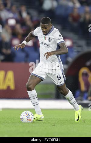 Inters französischer Stürmer Marcus Thuram kontrolliert den Ball während des Fußballspiels der Serie A zwischen AS Roma und Inter im Olimpico-Stadion in Rom, Italien am 20. Oktober 2024. Stockfoto