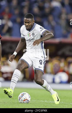 Inters französischer Stürmer Marcus Thuram kontrolliert den Ball während des Fußballspiels der Serie A zwischen AS Roma und Inter im Olimpico-Stadion in Rom, Italien am 20. Oktober 2024. Stockfoto