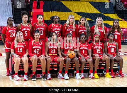College Park, USA. Oktober 2024. COLLEGE PARK, MD - 21. OKTOBER: Spieler posieren für das Team Foto während des Maryland Terrapins Women's Basketball Team Media Day am 21. Oktober 2024 im Xfinity Center in College Park, Maryland. (Foto: Tony Quinn/SipaUSA) Credit: SIPA USA/Alamy Live News Stockfoto