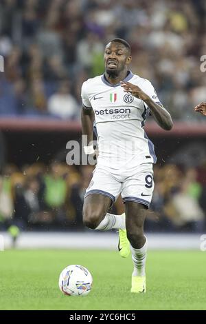 Inters französischer Stürmer Marcus Thuram kontrolliert den Ball während des Fußballspiels der Serie A zwischen AS Roma und Inter im Olimpico-Stadion in Rom, Italien am 20. Oktober 2024. Stockfoto