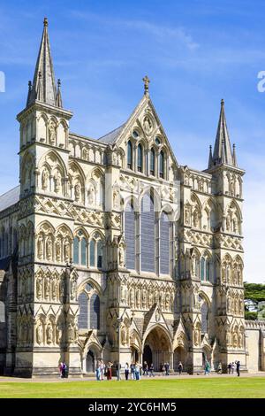 Salisbury Cathedral Westfront und Eingangstür Kathedrale in der Nähe von Salisbury UK Salisbury Wiltshire England UK GB Europa Stockfoto