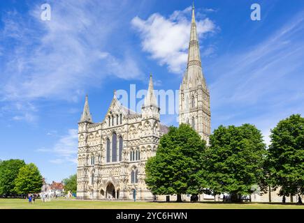 Kathedrale von Salisbury mit seinem hohen mittelalterlichen Turm in der Nähe von Salisbury UK Salisbury Wiltshire England UK GB Europa Stockfoto