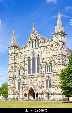 Salisbury Cathedral Westfront und Eingangstür Kathedrale in der Nähe von Salisbury UK Salisbury Wiltshire England UK GB Europa Stockfoto