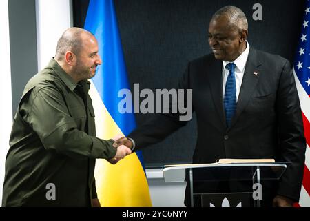 Kiew, Ukraine. Oktober 2024. US-Verteidigungsminister Lloyd Austin, rechts, begrüßt ukrainischen Verteidigungsminister Rustem Umerov, links, während eines bilateralen Treffens am 21. Oktober 2024 in Kiew, Ukraine. Austin bekräftigt, dass die USA den laufenden Kampf gegen die russische Aggression unterstützen und der Ukraine die Sicherheitshilfe zur Verteidigung ihrer Heimat gewähren. Quelle: Chad McNeeley/DOD Photo/Alamy Live News Stockfoto