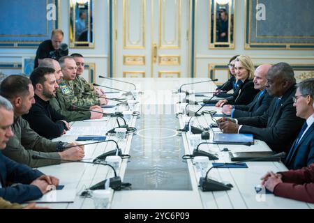 Kiew, Ukraine. Oktober 2024. US-Verteidigungsminister Lloyd Austin, rechts, hört den ukrainischen Präsidenten Wolodymyr Zelenskyj, links, während eines bilateralen Treffens im Mariinskyi-Palast am 21. Oktober 2024 in Kiew, Ukraine. Austin bekräftigt, dass die USA den laufenden Kampf gegen die russische Aggression unterstützen und der Ukraine die Sicherheitshilfe zur Verteidigung ihrer Heimat gewähren. Quelle: Chad McNeeley/DOD Photo/Alamy Live News Stockfoto