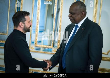 Kiew, Ukraine. Oktober 2024. US-Verteidigungsminister Lloyd Austin, rechts, wird vom ukrainischen Präsidenten Wolodymyr Zelenskyj, links, vor dem Beginn eines bilateralen Treffens im Mariinskyi-Palast am 21. Oktober 2024 in Kiew, Ukraine, begrüßt. Quelle: Chad McNeeley/DOD Photo/Alamy Live News Stockfoto