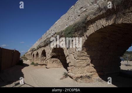 Aquädukt am Strand von Caesarea, erbaut von König Herodes dem Großen, später von den Römern renoviert, um Caesarea vom Fuße des Mount Carmel aus mit Wasser zu versorgen. Stockfoto