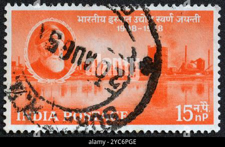 Gestempelte Briefmarke, gedruckt von Indien, auf der 50. Jahrestag der indischen Stahlindustrie um 1958 gezeigt wird. Stockfoto