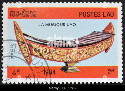 Gestempelte Briefmarke von Laos, die Xylophone zeigt, um 1984. Stockfoto