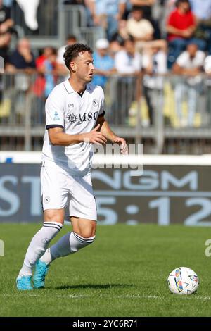 Empoli, Toscana, Italien. Oktober 2024. Napoli's Amir Rrahmani kontrolliert den Ball während des Fußballspiels der Serie A Empoli FC - SSC Napoli Stadio Carlo Castellani am 20. Oktober 2024 in Empoli, Italien (Foto: © Ciro de Luca/ZUMA Press Wire) NUR ZUR REDAKTIONELLEN VERWENDUNG! Nicht für kommerzielle ZWECKE! Stockfoto