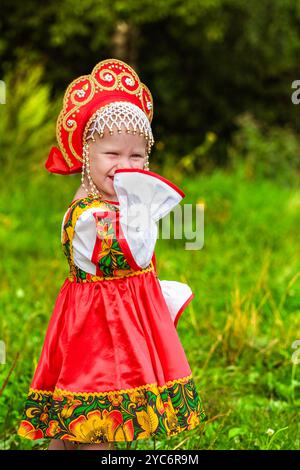 Kleines süßes Mädchen im Volkstracht Stockfoto