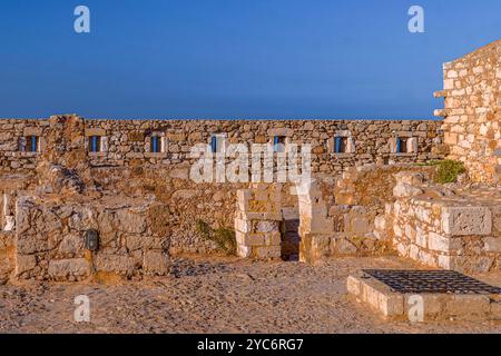 Anciennes Fortifications en pierre baignées par la lumière dorée du soir, révélant l'Architecture historique de la région méditerranéenne. Stockfoto