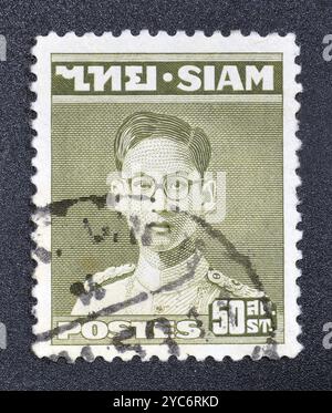 Briefmarke von Thailand, die das Porträt von König Bhumibol Adulyadej (1947-1955) zeigt, um 1947. Stockfoto