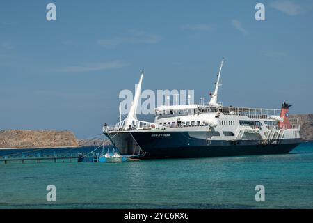 Die Fähre „Gramvousa“ liegt im ruhigen blauen Wasser der Insel Gramvousa, in der Nähe der Lagune von Balos an der Nordwestküste Kretas, Griechenland. Stockfoto