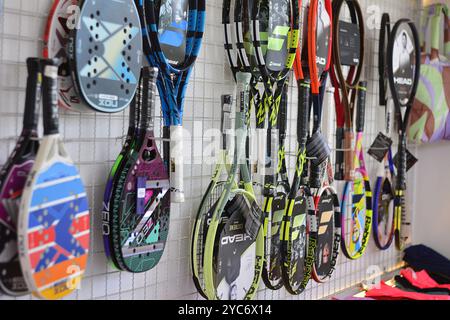 Beachtennisschläger in einem Sportgeschäft Stockfoto