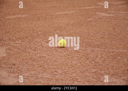 Tennisball nach dem Spiel auf dem Tonplatz Stockfoto