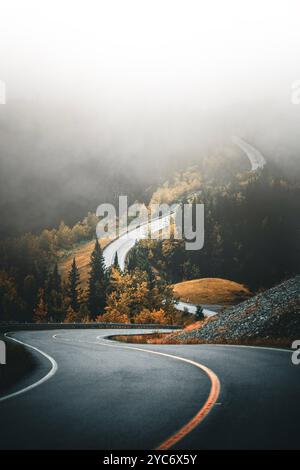 Nebelige Bergstraße im Herbst Stockfoto