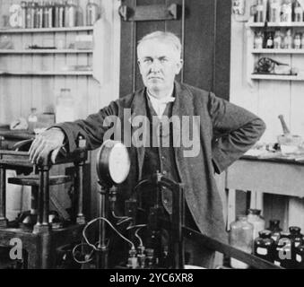 THOMAS EDISON (1847–1931) US-amerikanischer Erfinder und Unternehmer in seinem Labor in West t Orange, New Jersey im Jahr 1901 Stockfoto