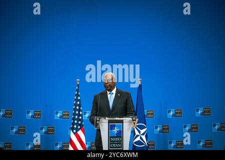 Brüssel, Belgien 18. Oktober 2024. US-Verteidigungsminister Lloyd Austin, hört eine Frage während einer Pressekonferenz im Anschluss an die NATO-Verteidigungsministersitzungen im NATO-Hauptquartier am 18. Oktober 2024 in Brüssel, Belgien, 18. Oktober, 2024 Austin besuchte Brüssel, um an einer Reihe multilateraler Treffen teilzunehmen, darunter die und das Ministertreffen der kraftsteigernden Mitglieder der Globalen Koalition zur Niederlage des ISIS (D-ISIS). (DOD-Foto von Chad J. McNeeley) Credit: Chad McNeeley/DOD Photo/Alamy Live News Stockfoto