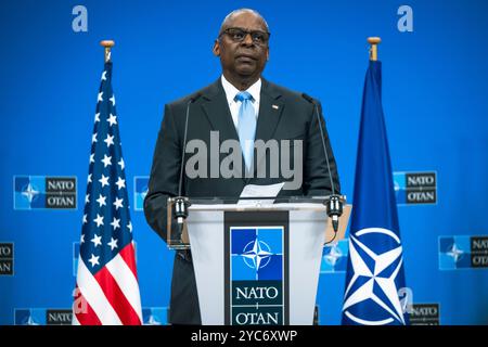 Brüssel, Belgien 18. Oktober 2024. US-Verteidigungsminister Lloyd Austin, hört eine Frage während einer Pressekonferenz im Anschluss an die NATO-Verteidigungsministersitzungen im NATO-Hauptquartier am 18. Oktober 2024 in Brüssel, Belgien, 18. Oktober, 2024 Austin besuchte Brüssel, um an einer Reihe multilateraler Treffen teilzunehmen, darunter die und das Ministertreffen der kraftsteigernden Mitglieder der Globalen Koalition zur Niederlage des ISIS (D-ISIS). (DOD-Foto von Chad J. McNeeley) Credit: Chad McNeeley/DOD Photo/Alamy Live News Stockfoto