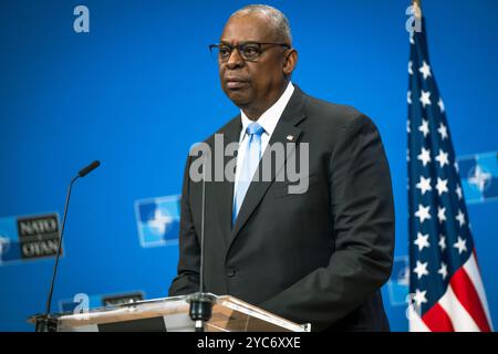 Brüssel, Belgien 18. Oktober 2024. US-Verteidigungsminister Lloyd Austin, hört eine Frage während einer Pressekonferenz im Anschluss an die NATO-Verteidigungsministersitzungen im NATO-Hauptquartier am 18. Oktober 2024 in Brüssel, Belgien, 18. Oktober, 2024 Austin besuchte Brüssel, um an einer Reihe multilateraler Treffen teilzunehmen, darunter die und das Ministertreffen der kraftsteigernden Mitglieder der Globalen Koalition zur Niederlage des ISIS (D-ISIS). (DOD-Foto von Chad J. McNeeley) Credit: Chad McNeeley/DOD Photo/Alamy Live News Stockfoto