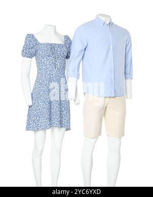 Weibliche und männliche Schaufensterpuppen mit stilvollen Outfits isoliert auf weiß Stockfoto