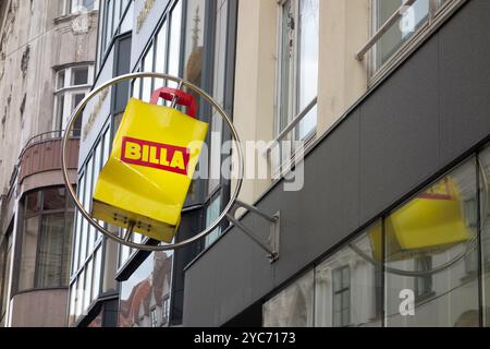 WIEN, ÖSTERREICH - 28. JULI 2021: Banner des Lebensmittelgeschäfts Billa in Form einer Einkaufstasche Stockfoto