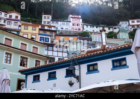 Eine Gruppe von Gebäuden, die eng zusammengepackt sind, zeigt die traditionelle Architektur von Cudillero, einer Küstenstadt in Asturien, Spanien. Die Häuser haben es Stockfoto