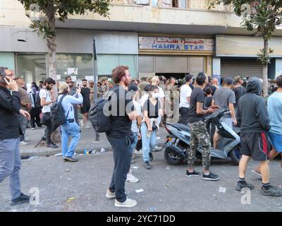 Beirut, Libanon. Oktober 2024. Proteste gegen die Räumung von Vertriebenen aus einem Gebäude in der Hamra-Straße, Beirut, Libanon, 21. Oktober 2024. Vor Wochen suchten vertriebene Familien, meist schiiten, illegal Zuflucht in einem leeren Gebäude des Hamra Star; der Besitzer bat die Sicherheitskräfte, sie zu vertreiben. (Foto: Elisa Gestri/SIPA USA) Credit: SIPA USA/Alamy Live News Stockfoto