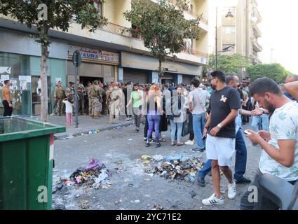 Beirut, Libanon. Oktober 2024. Proteste gegen die Räumung von Vertriebenen aus einem Gebäude in der Hamra-Straße, Beirut, Libanon, 21. Oktober 2024. Vor Wochen suchten vertriebene Familien, meist schiiten, illegal Zuflucht in einem leeren Gebäude des Hamra Star; der Besitzer bat die Sicherheitskräfte, sie zu vertreiben. (Foto: Elisa Gestri/SIPA USA) Credit: SIPA USA/Alamy Live News Stockfoto