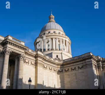 Außendetail des Pariser Pantheons in Frankreich, wo wichtige Persönlichkeiten begraben sind. Stockfoto