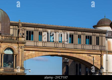 Eine dekorative Brücke mit modernem architektonischem Design aus der Nähe. Die Brücke verfügt über große Fenster und wird von einer kunstvollen Steinstruktur gestützt Stockfoto
