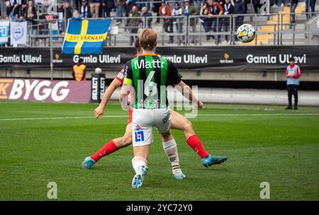 Göteborg, Schweden. Oktober 2024. Enger Kontakt zwischen August Wängberg für GAIS und Emin Grozdanic für IFK Värnamo. Kredit: Per Ljung/Alamy Live New Stockfoto