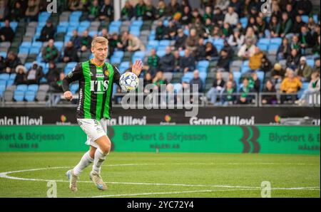 Göteborg, Schweden. Oktober 2024. Joackim Åberg, Spieler in GAIS, sieht fast so aus, als würde er versuchen, den Ball mit seiner Hand zu erreichen. Gutschrift: Per Ljung/Alamy Live Stockfoto