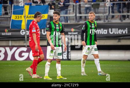 Göteborg, Schweden. Oktober 2024. Spieler in GAIS und IFK Värnamo machen nach der ersten Halbzeit eine Pause. Kredit: Per Ljung/Alamy Live News Stock Stockfoto