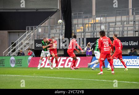 Göteborg, Schweden. Oktober 2024. Enger Wettbewerb zwischen den Spielern von GAIS und Värnamo in einer Kurve . Kredit: Per Ljung/Alamy Live News Stock Stockfoto