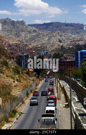 La Paz, BOLIVIEN; 21. Oktober 2024: Fahrzeuge stehen an der Tankstelle Virgen de los Álamos auf der Av Los Álamos am Fuße von Calacoto in der Zona Sur an, um Benzin/Benzin zu tanken. Dieses Bild wurde an der Kreuzung der Calle 13 de Calacoto mit der Av Costanera aufgenommen, die 7/8 Blocks entfernt liegt. Kraftstoffknappheit und Lieferprobleme (insbesondere Diesel) sind in Bolivien seit mehreren Monaten ein regelmäßiges Problem. Seit Anfang letzter Woche gab es auch große Warteschlangen für Benzin/Benzin, teilweise aufgrund von Straßensperren auf der Hauptstraße von Arica, Chile, über die etwas Kraftstoff importiert wird. Stockfoto