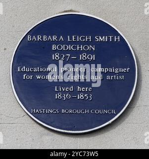 Heritage Blue Plaque am 9 Pelham Crescent, Hastings, East Sussex, England, Großbritannien - Barbara Leigh Smith Bodichon Stockfoto