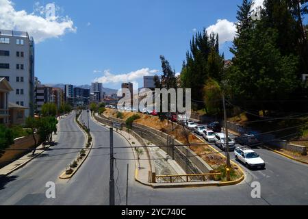 La Paz, BOLIVIEN; 21. Oktober 2024: Fahrzeuge stehen an der Tankstelle Virgen de los Álamos auf der Av Los Álamos am Fuße von Calacoto in der Zona Sur an, um Benzin/Benzin zu tanken. Dieses Bild wurde an der Kreuzung der Calle 13 de Calacoto mit der Av Costanera aufgenommen, die 7/8 Blocks entfernt liegt. Kraftstoffknappheit und Lieferprobleme (insbesondere Diesel) sind in Bolivien seit mehreren Monaten ein regelmäßiges Problem. Seit Anfang letzter Woche gab es auch große Warteschlangen für Benzin/Benzin, teilweise aufgrund von Straßensperren auf der Hauptstraße von Arica, Chile, über die etwas Kraftstoff importiert wird. Stockfoto