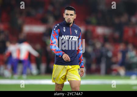 Daniel Muñoz von Crystal Palace wärmt sich vor dem Premier League-Spiel Nottingham Forest vs Crystal Palace at City Ground, Nottingham, Großbritannien, 21. Oktober 2024 (Foto: Alfie Cosgrove/News Images) Stockfoto