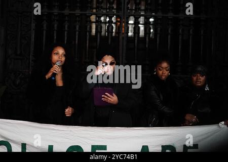 Temi Mawale (links), Kayza Rose (zweite links) und Sheeda Queen (rechts) demonstrieren vor dem Old Bailey im Zentrum von London, nachdem ein Polizeischütze, der Chris Kaba tödlich erschossen hat, von seinem Mord freigesprochen wurde. Martyn Blake, 40 Jahre alt, stand vor Gericht, nachdem er den 24-Jährigen am 5. September 2022 in Streatham im Südosten Londons durch die Frontscheibe eines Audi Q8 geschossen hatte. Bilddatum: Montag, 21. Oktober 2024. Stockfoto