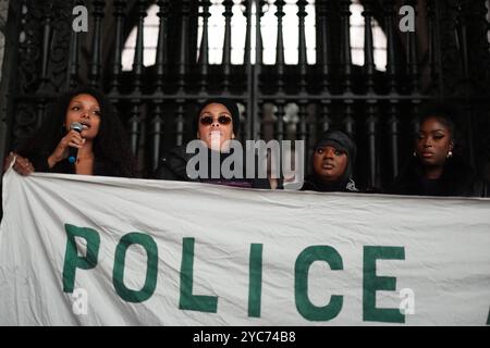 Temi Mawale (links), Kayza Rose (zweite links) und Sheeda Queen (zweite rechts) demonstrieren vor dem Old Bailey im Zentrum von London, nachdem ein Polizeischütze, der Chris Kaba tödlich erschossen hat, für seinen Mord freigesprochen wurde. Martyn Blake, 40 Jahre alt, stand vor Gericht, nachdem er den 24-Jährigen am 5. September 2022 in Streatham im Südosten Londons durch die Frontscheibe eines Audi Q8 geschossen hatte. Bilddatum: Montag, 21. Oktober 2024. Stockfoto