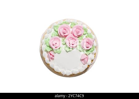 Ein Kuchen mit rosa Zuckerguss und grünen Blättern darauf. Der Kuchen ist rund und hat eine weiße Basis. Dessert isoliert auf weißem Hintergrund. Stockfoto