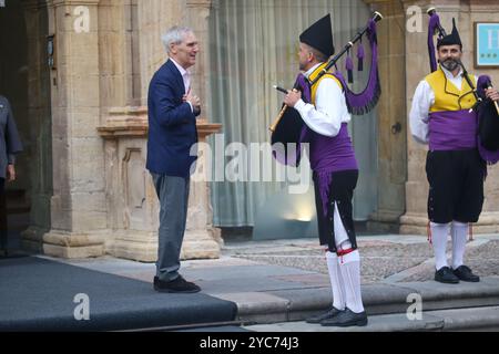 Oviedo, Spanien, 21. Oktober 2024: Michael Ignatieff (L) dankt einem Dudelsack (R) bei der Ankunft von Michael Ignatieff in Oviedo, dem Preis für Sozialwissenschaften der Prinzessin von Asturien, am 21. Oktober 2024 in Oviedo, Spanien. Quelle: Alberto Brevers / Alamy Live News. Stockfoto