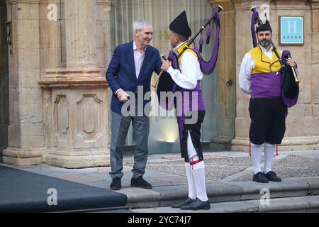 Oviedo, Spanien, 21. Oktober 2024: Michael Ignatieff (L) spricht mit einem Dudelsack (R) bei der Ankunft von Michael Ignatieff in Oviedo, dem Preis für Sozialwissenschaften der Prinzessin von Asturien, am 21. Oktober 2024 in Oviedo, Spanien. Quelle: Alberto Brevers / Alamy Live News. Stockfoto