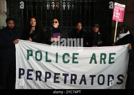 Temi Mawale, Kayza Rose, Sheeda Queen, Freunde und Familie von Chris Kaba demonstrieren vor dem Old Bailey in Zentral-London, nachdem ein Polizeischütze, der Mr. Kaba tödlich erschossen hat, von seinem Mord freigesprochen wurde. Martyn Blake, 40 Jahre alt, stand vor Gericht, nachdem er den 24-Jährigen am 5. September 2022 in Streatham im Südosten Londons durch die Frontscheibe eines Audi Q8 geschossen hatte. Bilddatum: Montag, 21. Oktober 2024. Stockfoto