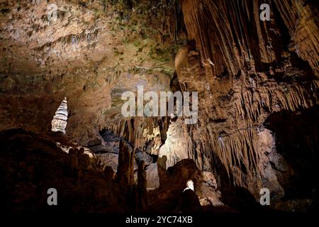 LURAY, Virginia, USA – das ausgedehnte Höhlensystem der Luray Caverns zeigt verschiedene Kalksteinformationen, die über Millionen von Jahren entstanden sind. Diese 1878 entdeckten Höhlen weisen dramatische Säulen, Stalaktiten, Stalagmiten, und Flowstone in ihren verbundenen Kammern. Die Höhlen stellen eines der meistbesuchten und gut erhaltenen Höhlensysteme im Osten der Vereinigten Staaten dar. Stockfoto